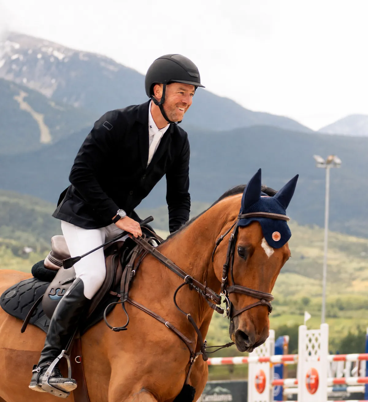 Benjamin Fonze montando a caballo