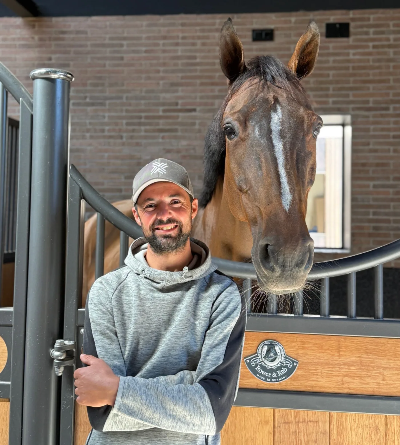 Iayachi el Bakkali junto a un caballo en las cuadras