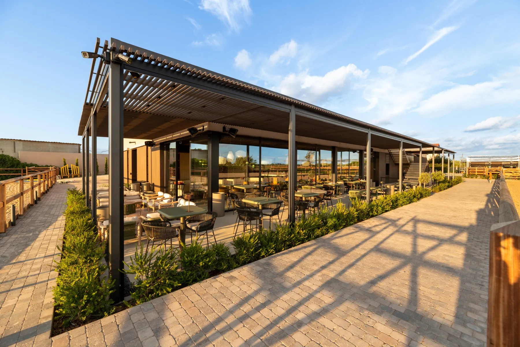Terraza de The Club con vistas a las pistas