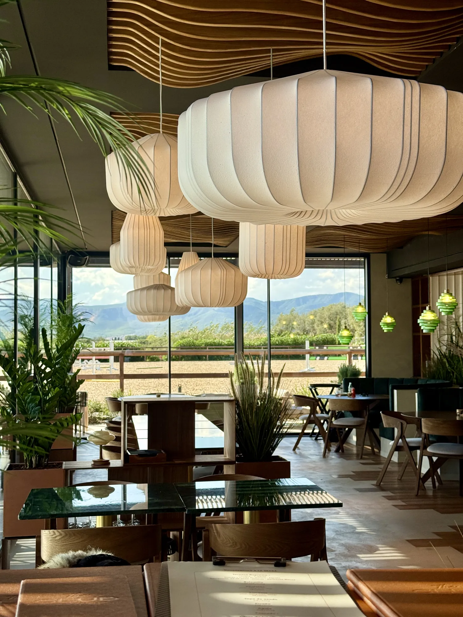 Interior de The Club, con vistas a las pistas