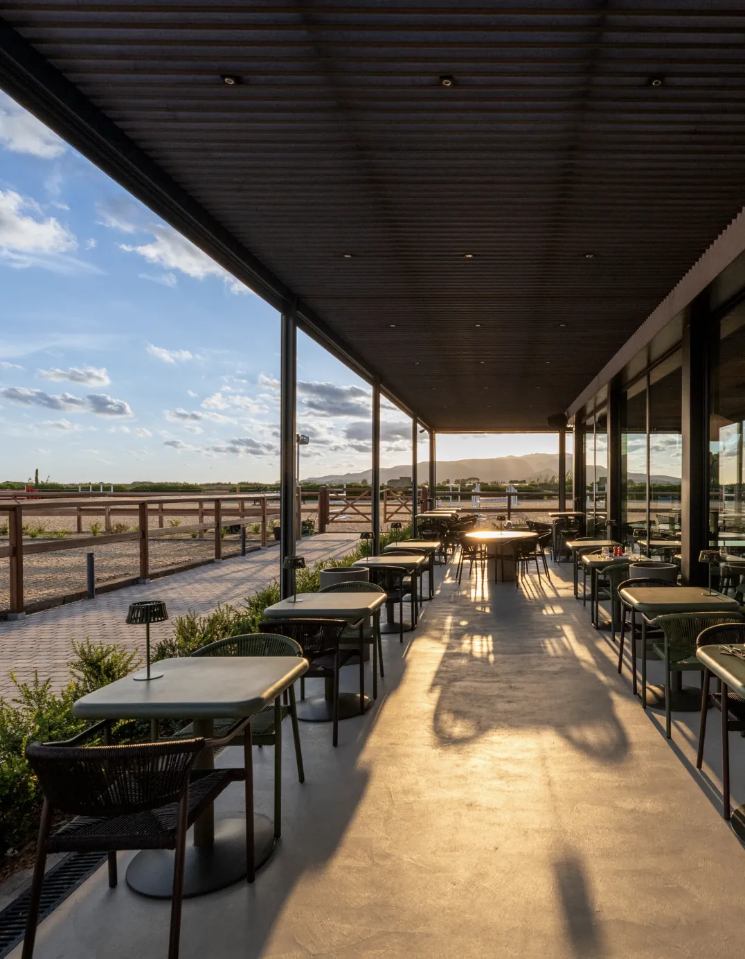 Terraza de The Club al atardecer, junto a las pistas