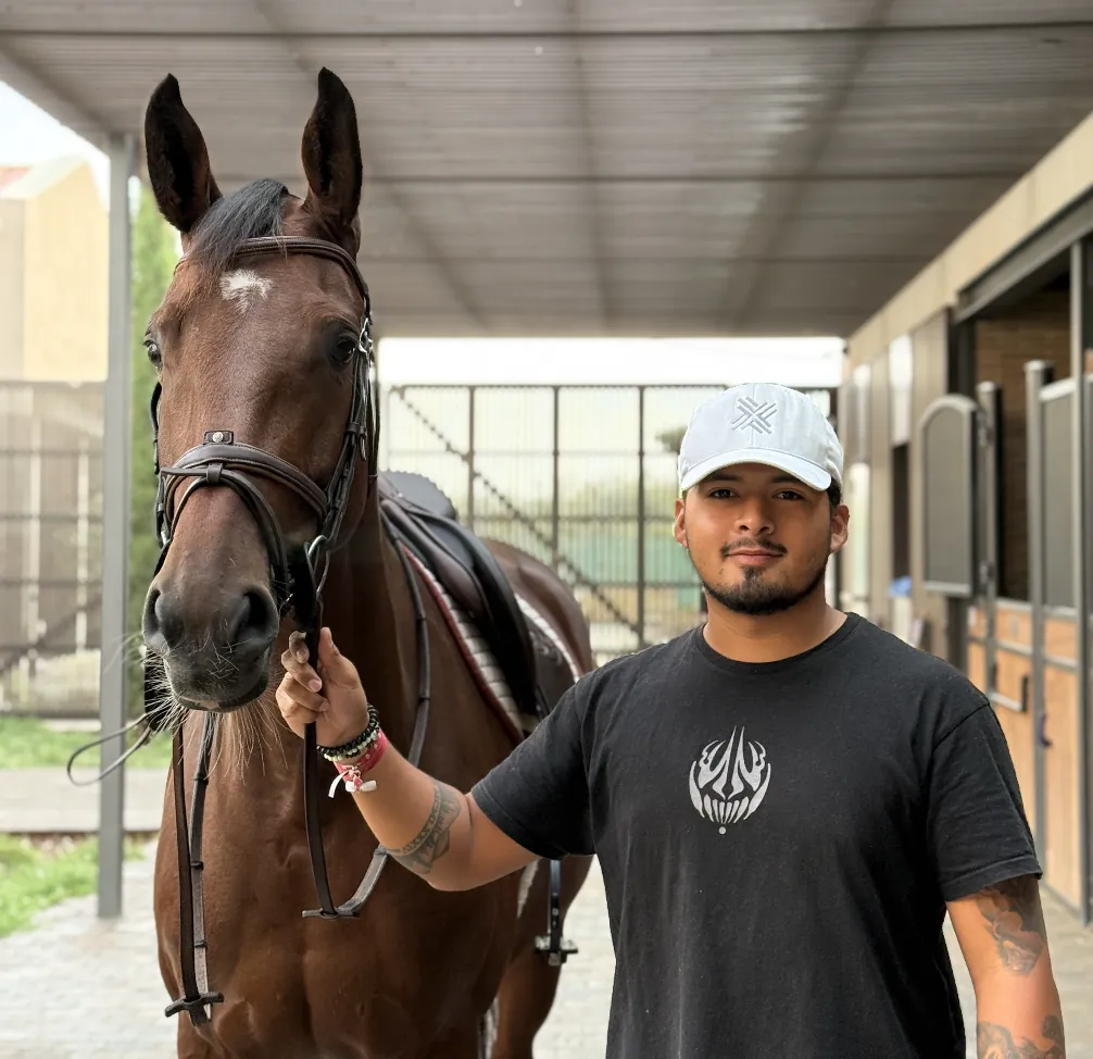 Maynor Stivis Padilla junto a un caballo