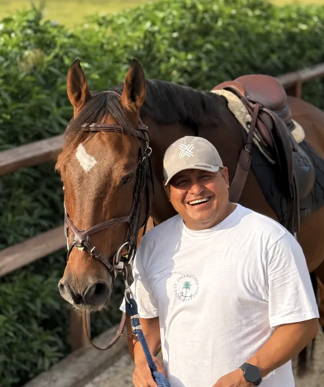 Rony Ruiz Bastidas junto a un caballo